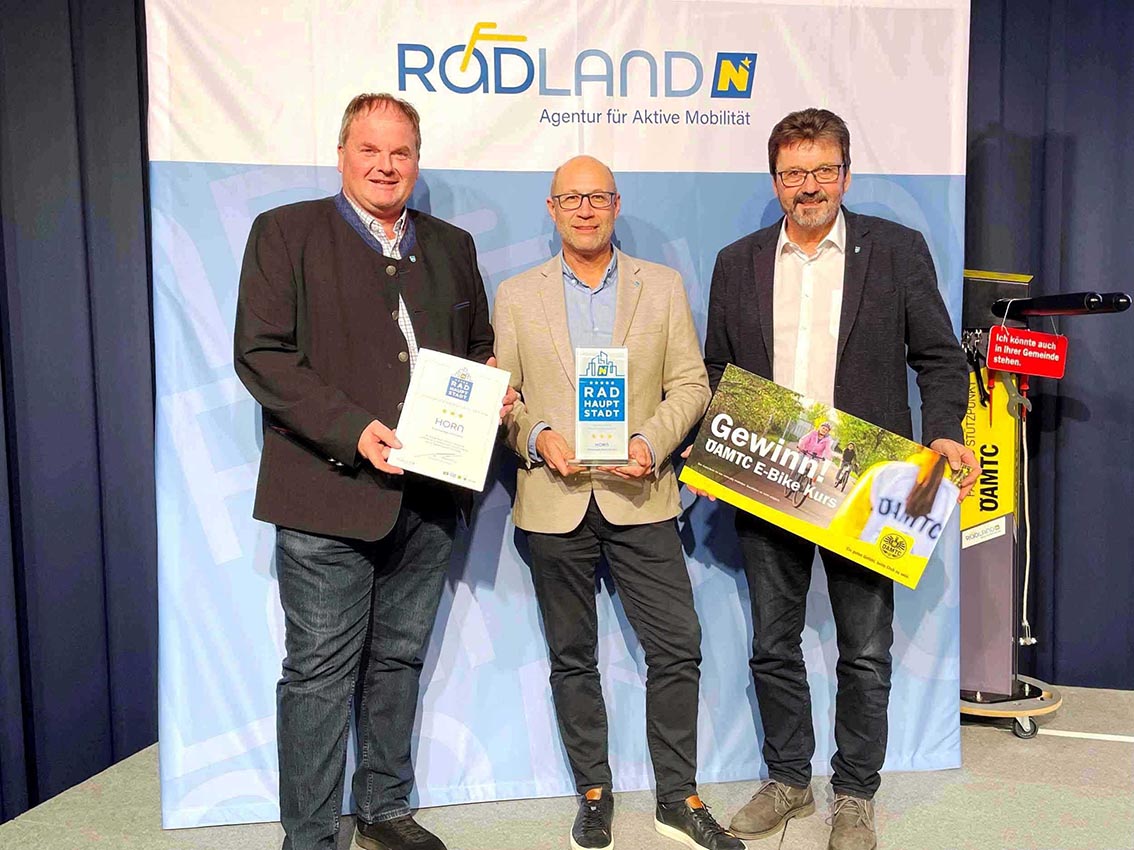 Über den großartigen Erfolg freuen sich die Verantwortlichen: StR Manfred Daniel, Mobilitätsbeauftragter GR Andreas Holzbrecher und Bgm. Gerhard Lentschig (v. l.) Foto: Zur Verfügung